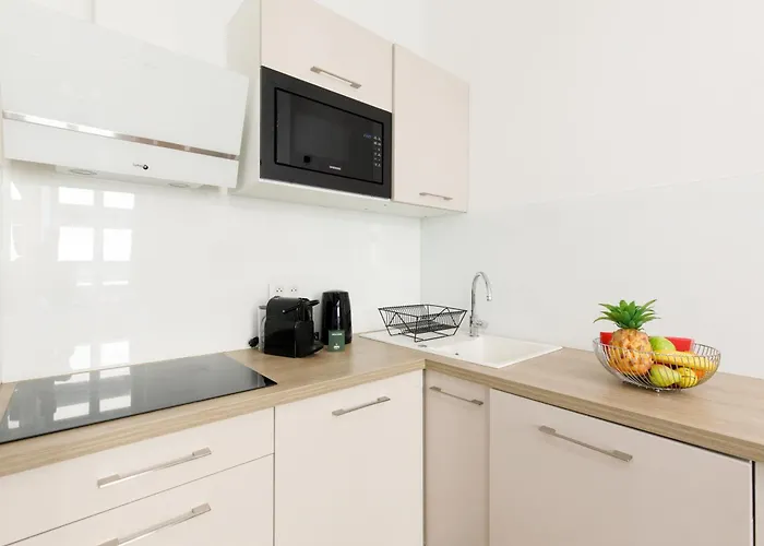 L'elegant Yourhosthelper * كان